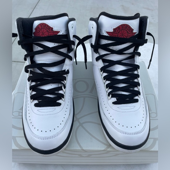 Jordan 2 Retro chicago’s Sneakers in White and Black with Red Accents - Picture 2 of 6